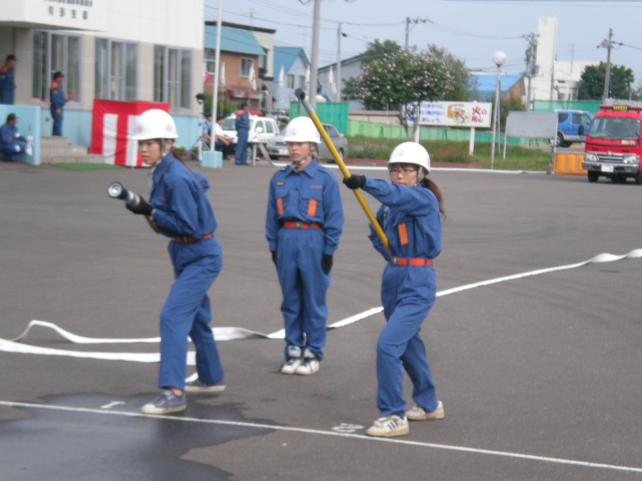 女性消防団員が放水している