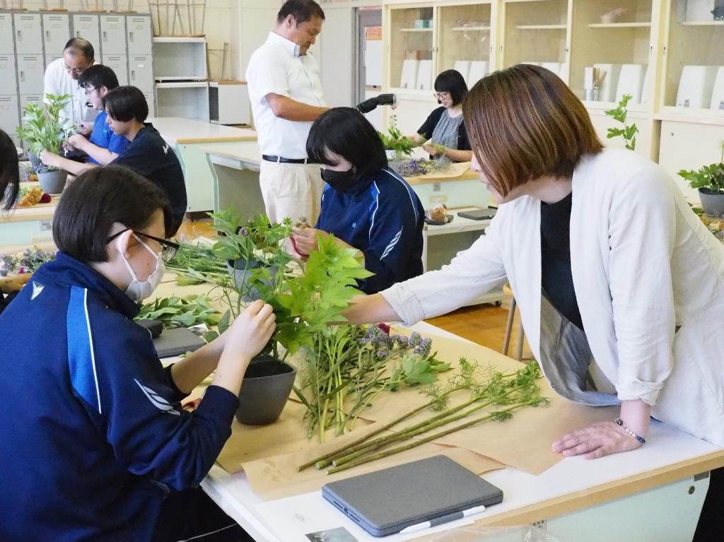 月形高校花育授業の様子の画像
