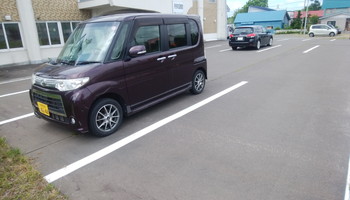 公共施設駐車場のラインを引く地域貢献活動画像2
